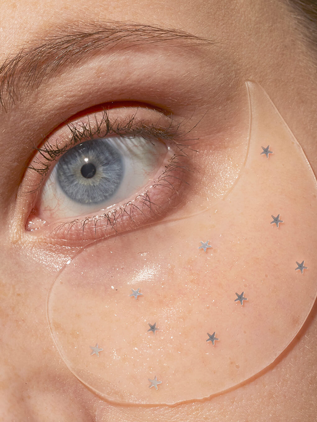 close up of wakey wakey hydrogel under eye patch on model